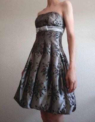 Vestido de fiesta plateado con flores