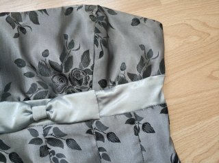 Vestido de fiesta plateado con flores