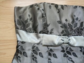 Vestido de fiesta plateado con flores