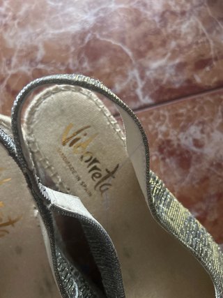 Sandalias de cáñamo doradas y plateadas