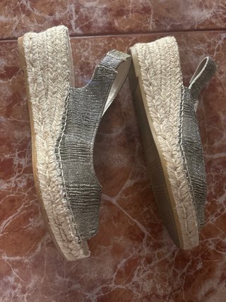 Sandalias de cáñamo doradas y plateadas