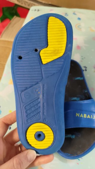 Ciabatte blu e infradito con disegno