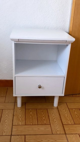 Mesita de noche blanca