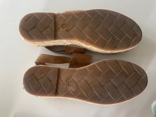 Sandalias Tiras Cuero Beige