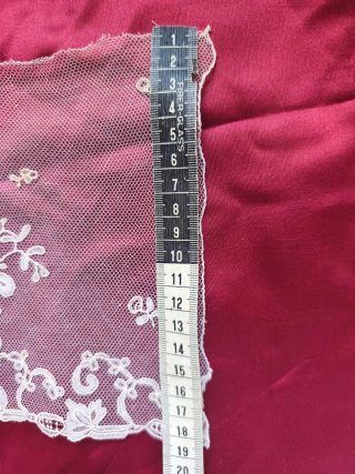 Encaje antiguo bordado a mano.