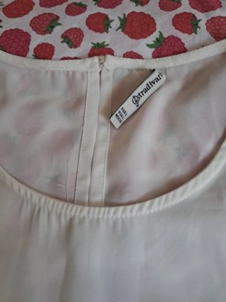 Blusa Stradivarius blanca con volantes