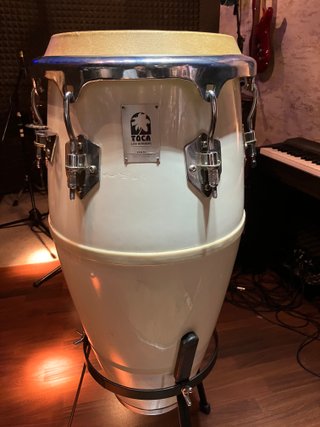 Congas con suono caldo
