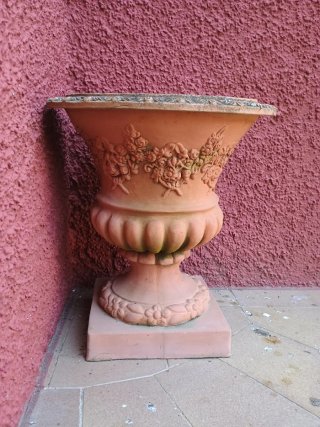 Macetero de terracota clásico con adornos