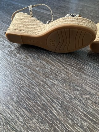 Sandalias Unisa. Comprada grande