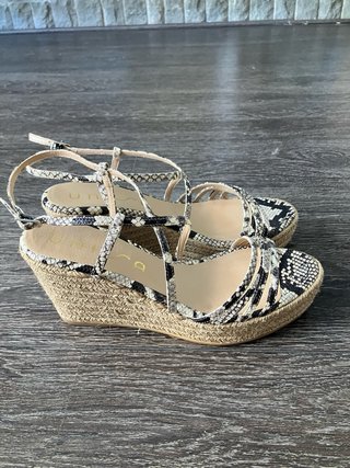 Sandalias Unisa. Comprada grande