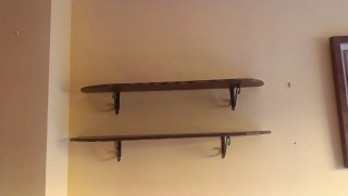 Baldas de madera con soportes metálicos