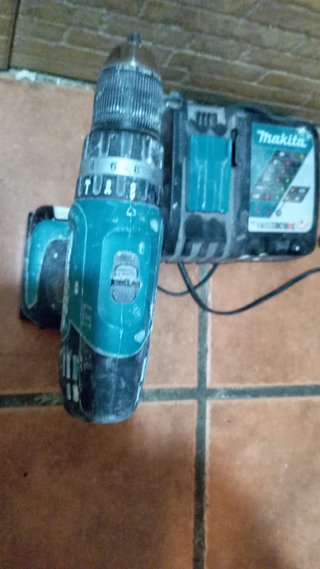 Taladro Makita con Batería y Cargador