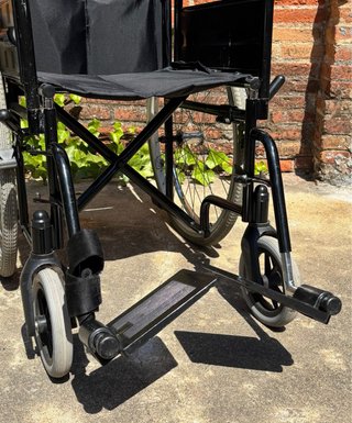 Silla de ruedas con ruedas grandes