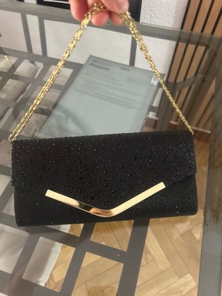 Cartera de fiesta negra con detalles dorados
