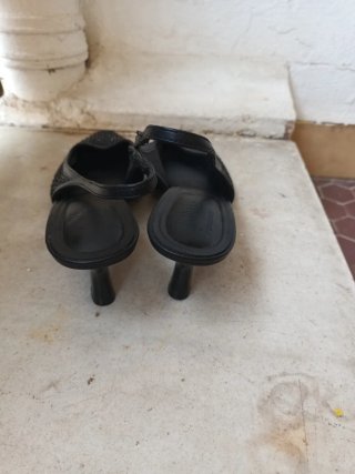 Zapatos negros con pedrería