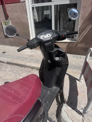 Keeway Zahara Scooter Negra y Roja