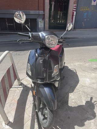 Keeway Zahara Scooter Negra y Roja