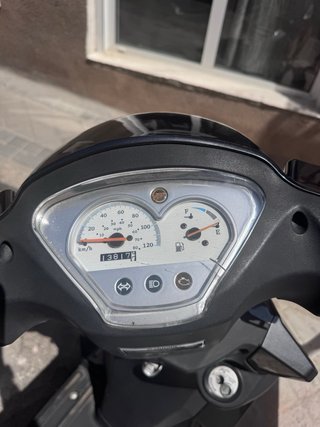 Keeway Zahara Scooter Negra y Roja