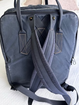 Mochila FjallRaven Kanken Negra y Roja
