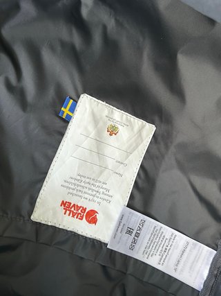 Mochila FjallRaven Kanken Negra y Roja