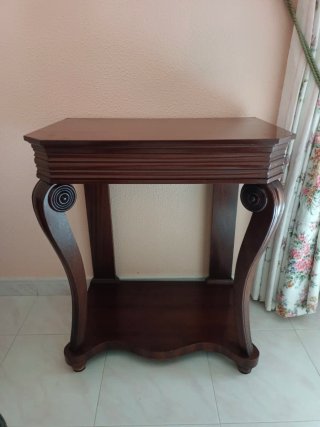 Mesita auxiliar de madera oscura