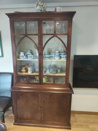 Vitrina de madera con puertas de cristal