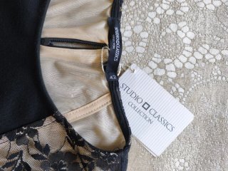 Vestido negro con detalle de encaje.