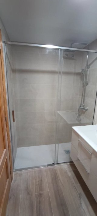 INSTALACIÓN DE MAMPARAS Y MUEBLES DE BAÑO
