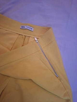 Pantalón corto amarillo