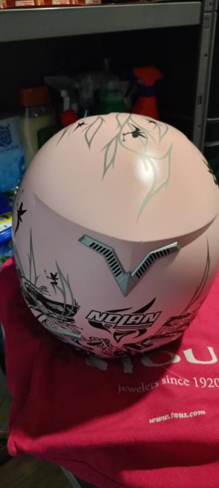 Casco de moto rosa Nolan con hadas y negro abierto
