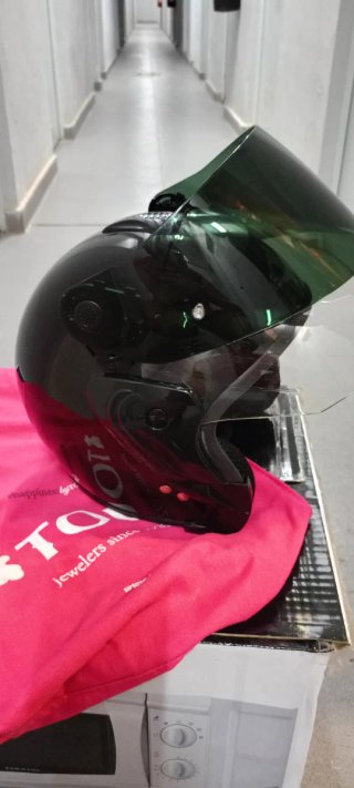 Casco de moto rosa Nolan con hadas y negro abierto