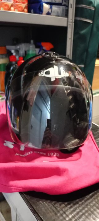 Casco de moto rosa Nolan con hadas y negro abierto