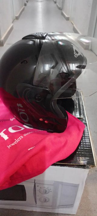 Casco de moto rosa Nolan con hadas y negro abierto
