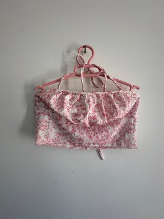 Top floral sin mangas con cuello halter