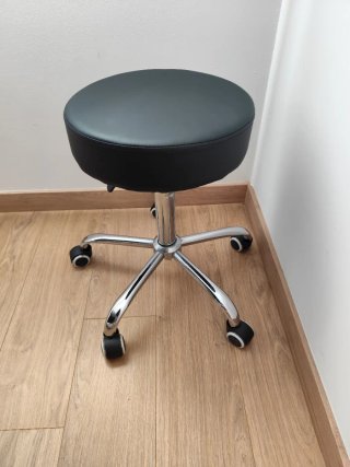 Taburete de consulta negro con ruedas