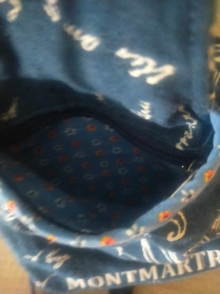 Mochila azul con estampado de letras