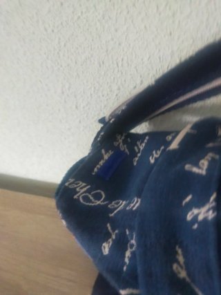 Mochila azul con estampado de letras