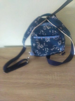 Mochila azul con estampado de letras