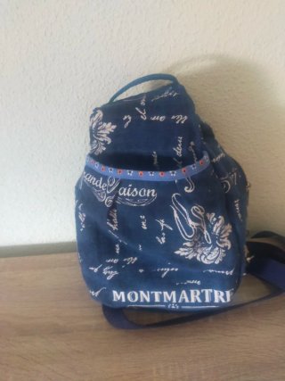 Mochila azul con estampado de letras