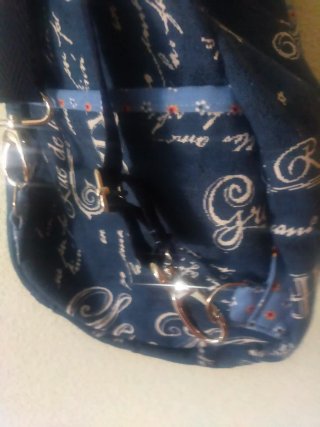 Mochila azul con estampado de letras