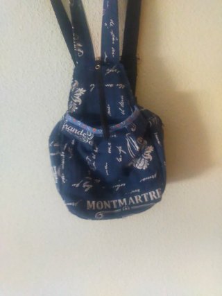 Mochila azul con estampado de letras
