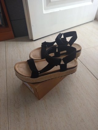 Sandalias cuña mujer negras y beige