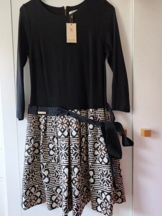 Vestido Bgo&Me negro con falda estampada