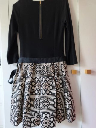 Vestido Bgo&Me negro con falda estampada