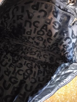 Bolso negro acolchado con cadena dorada