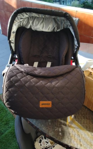 Carrito de bebé negro y dorado