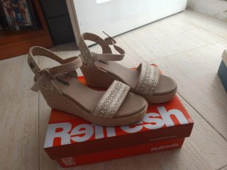 Sandalias cuña Refresh beige/dorado mujer