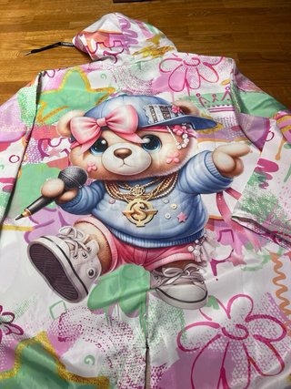 Cortavientos estampado oso y flores