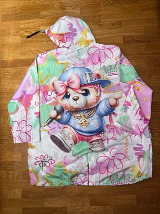 Cortavientos estampado oso y flores