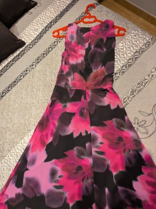 Vestido de fiesta floral rosa y negro